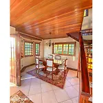 Casa linda e charmosa com vista e lareira!